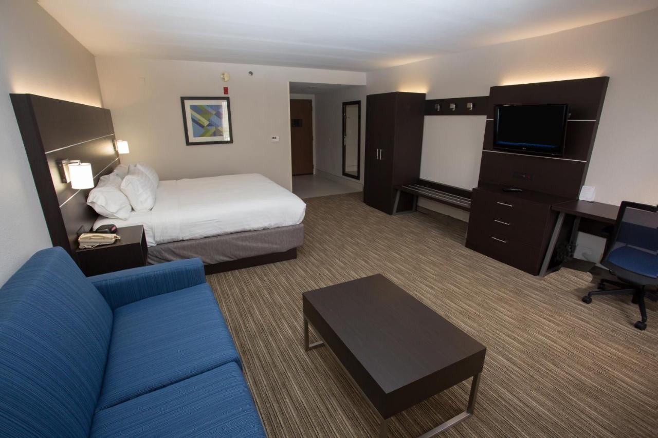 King Suite - Non-Smoking at Holiday Inn Express Wilmington by IHG