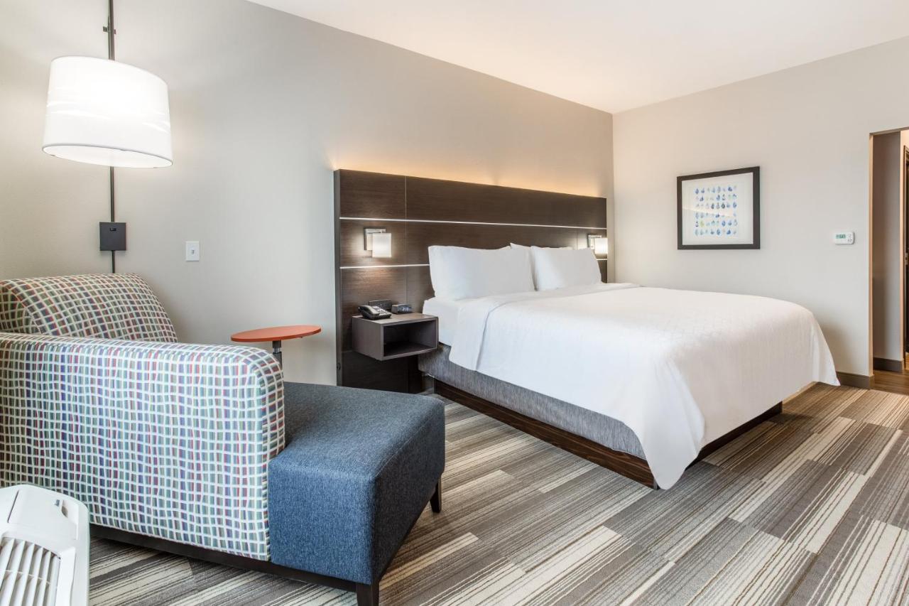 Leisure King Room - Non-Smoking at Holiday Inn Express & Suites Ottawa by IHG