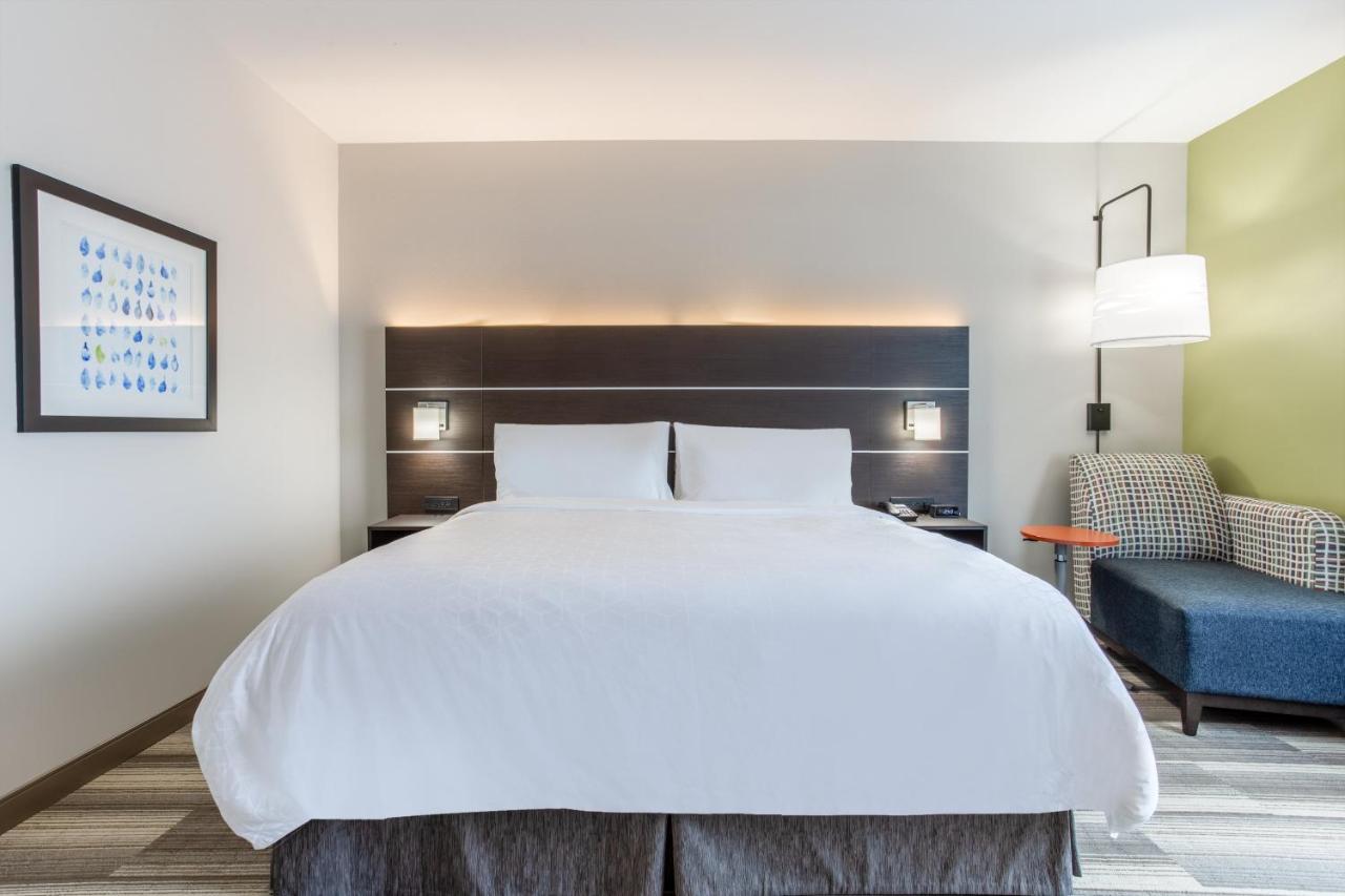 King Room - Hearing Accessible - Roll-in Shower at Holiday Inn Express & Suites Ottawa by IHG