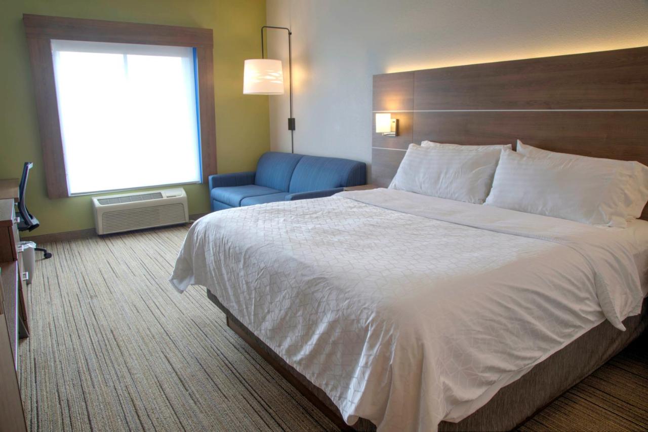 King Room - Disability Access Tub/Non-Smoking at Holiday Inn Express Rochelle, an IHG Hotel