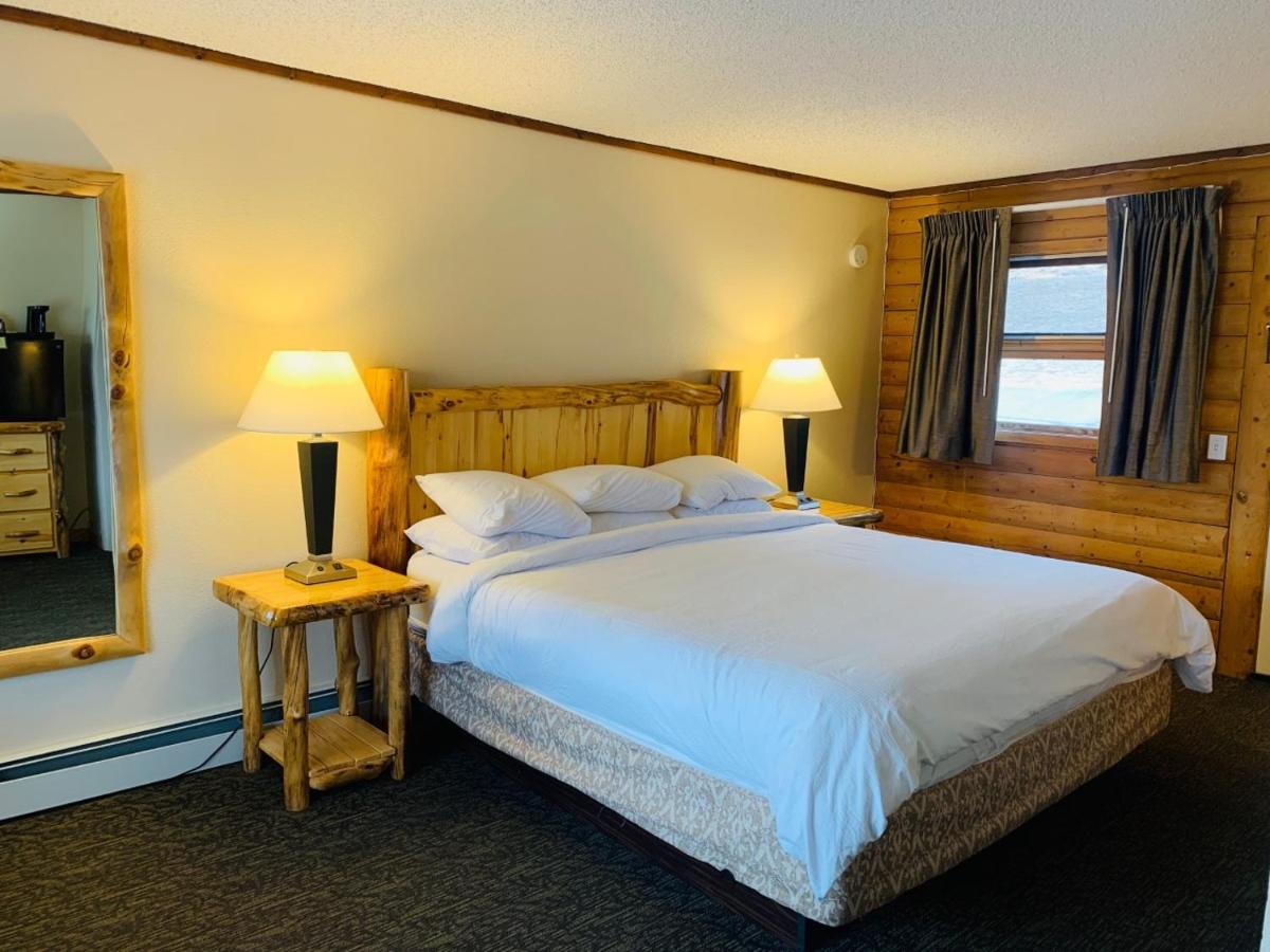 Standard King Room at Discovery Lodge