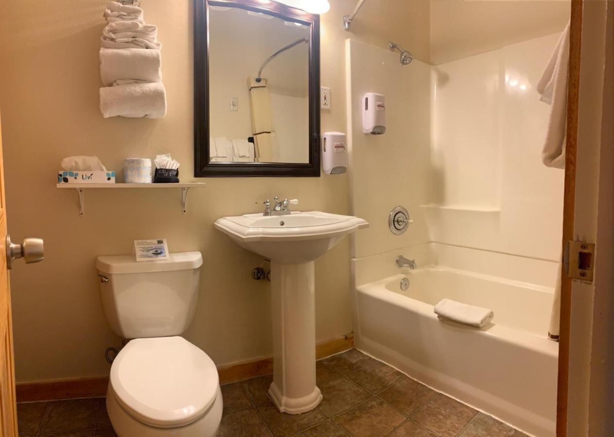 Standard King Room at Discovery Lodge