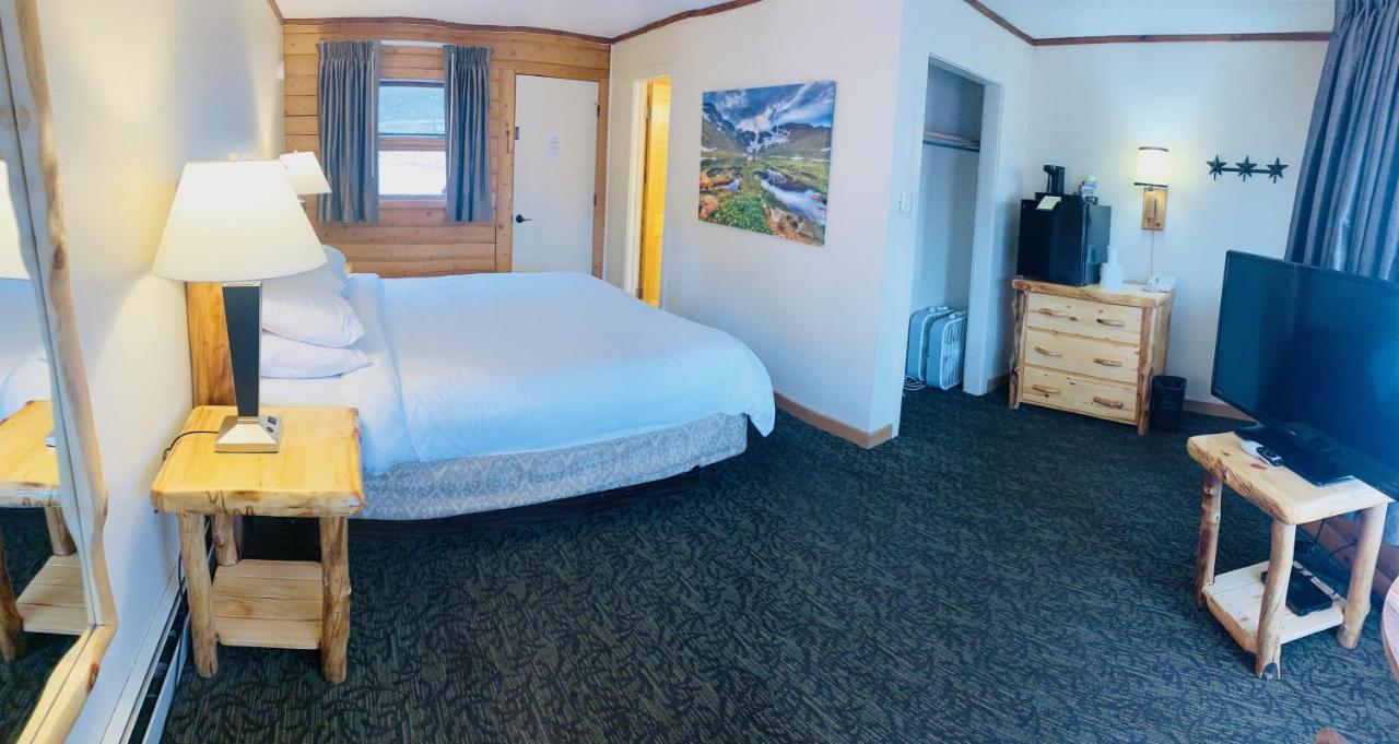 Standard King Room at Discovery Lodge