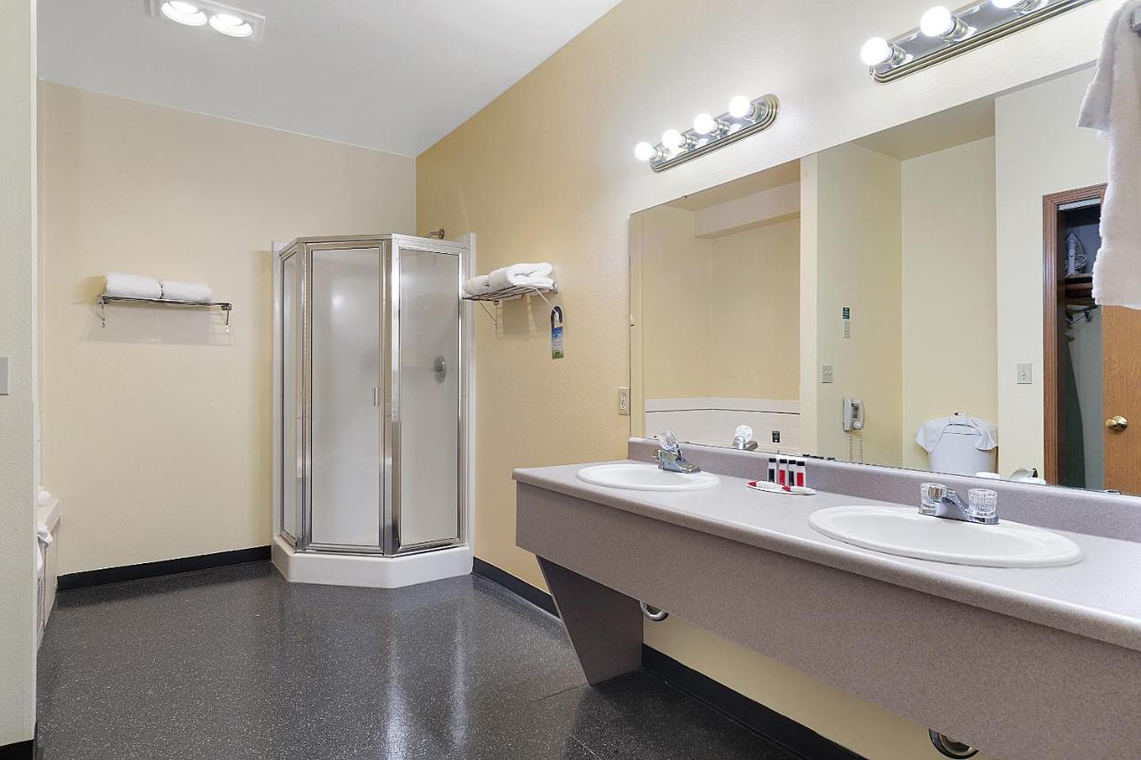 King Suite - Non-Smoking at Days Inn by Wyndham Ellensburg