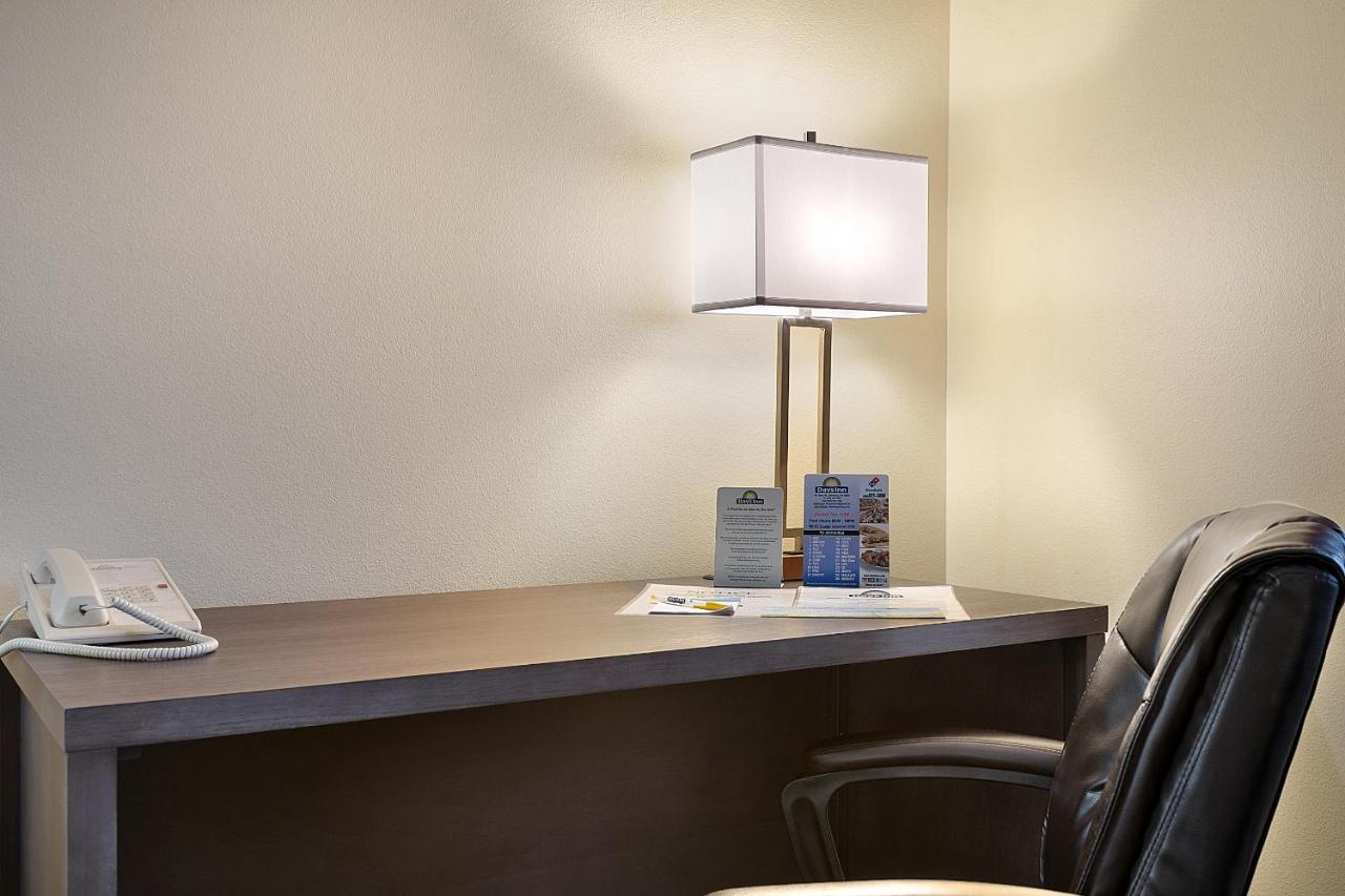 King Room - Non-Smoking at Days Inn by Wyndham Ellensburg