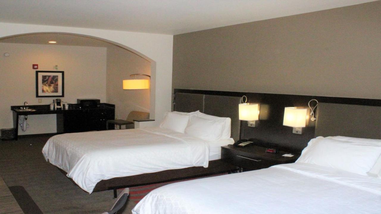 Queen Room with Two Queen Beds - Mobility Access Tub/Non-Smoking at Holiday Inn Express Hotel & Suites Rockingham by IHG