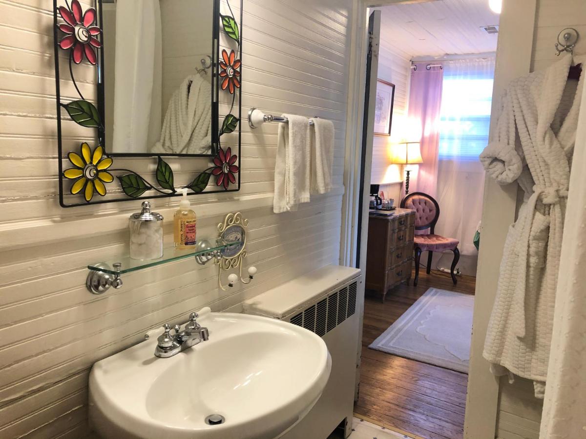 | Oakland Cottage Bed and Breakfast