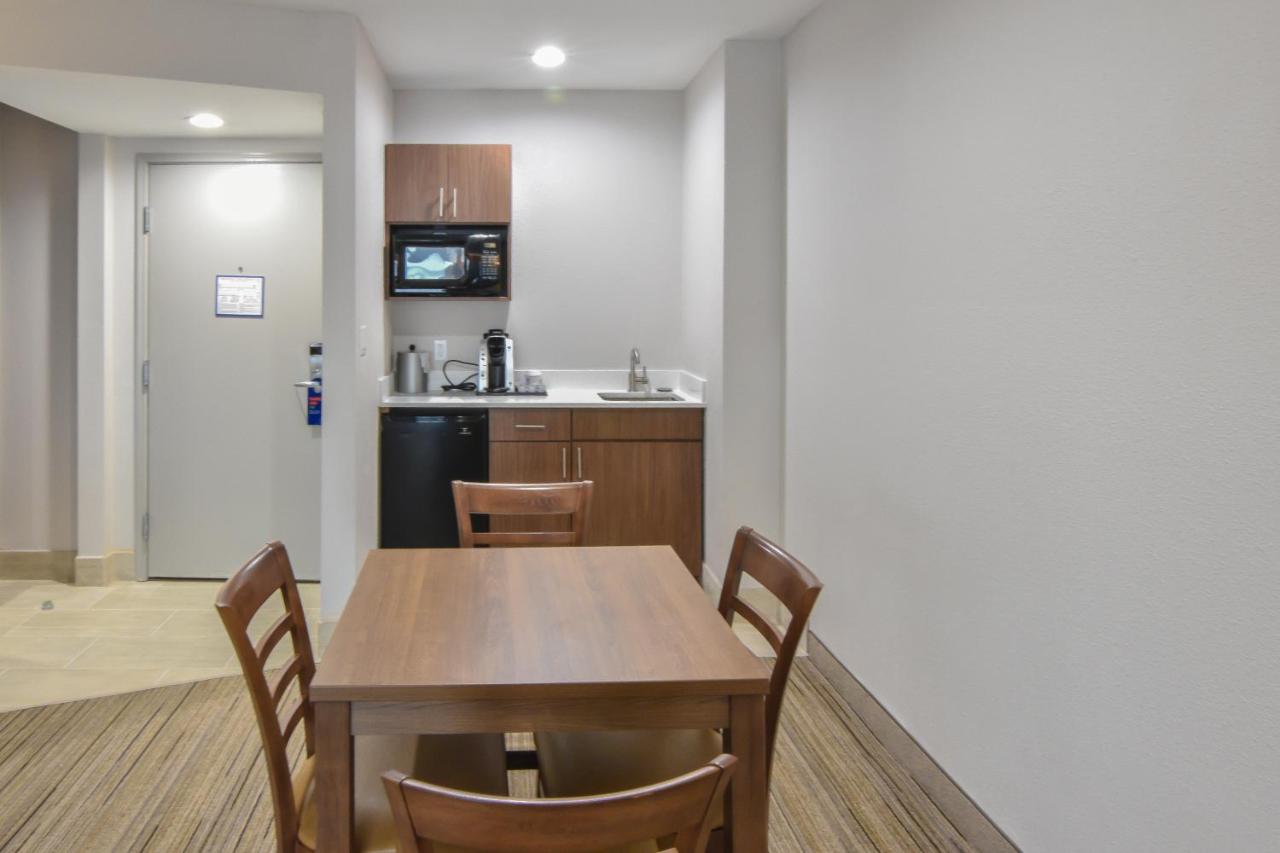 Executive King Room - Hearing Accessible - Non-Smoking at Holiday Inn Express & Suites Indianapolis Northwest by IHG