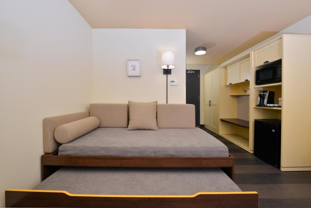 King Room with Trundle Bed - Non-Smoking at Holiday Inn Kansas City Airport by IHG