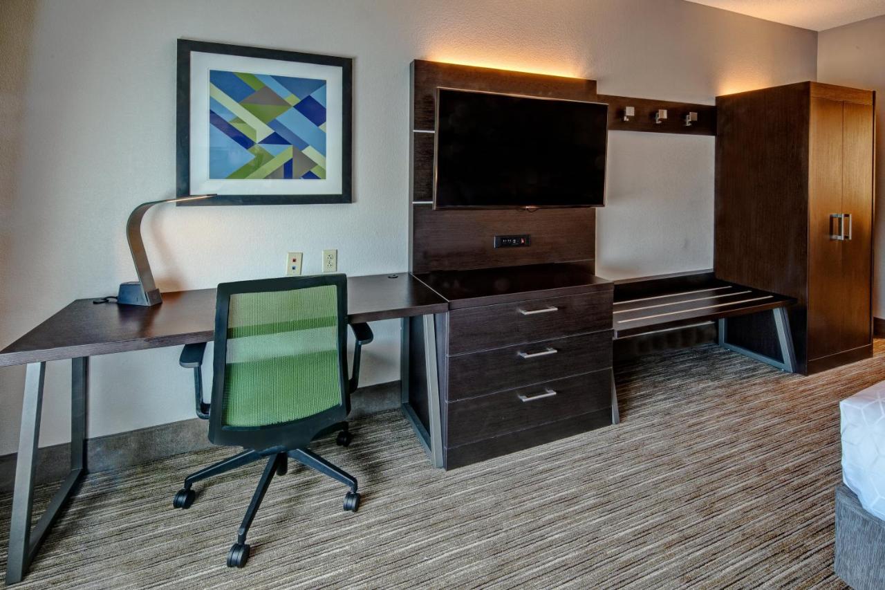 Deluxe King Room - Hearing Accessible at Holiday Inn Express Hotel & Suites Jackson NE by IHG
