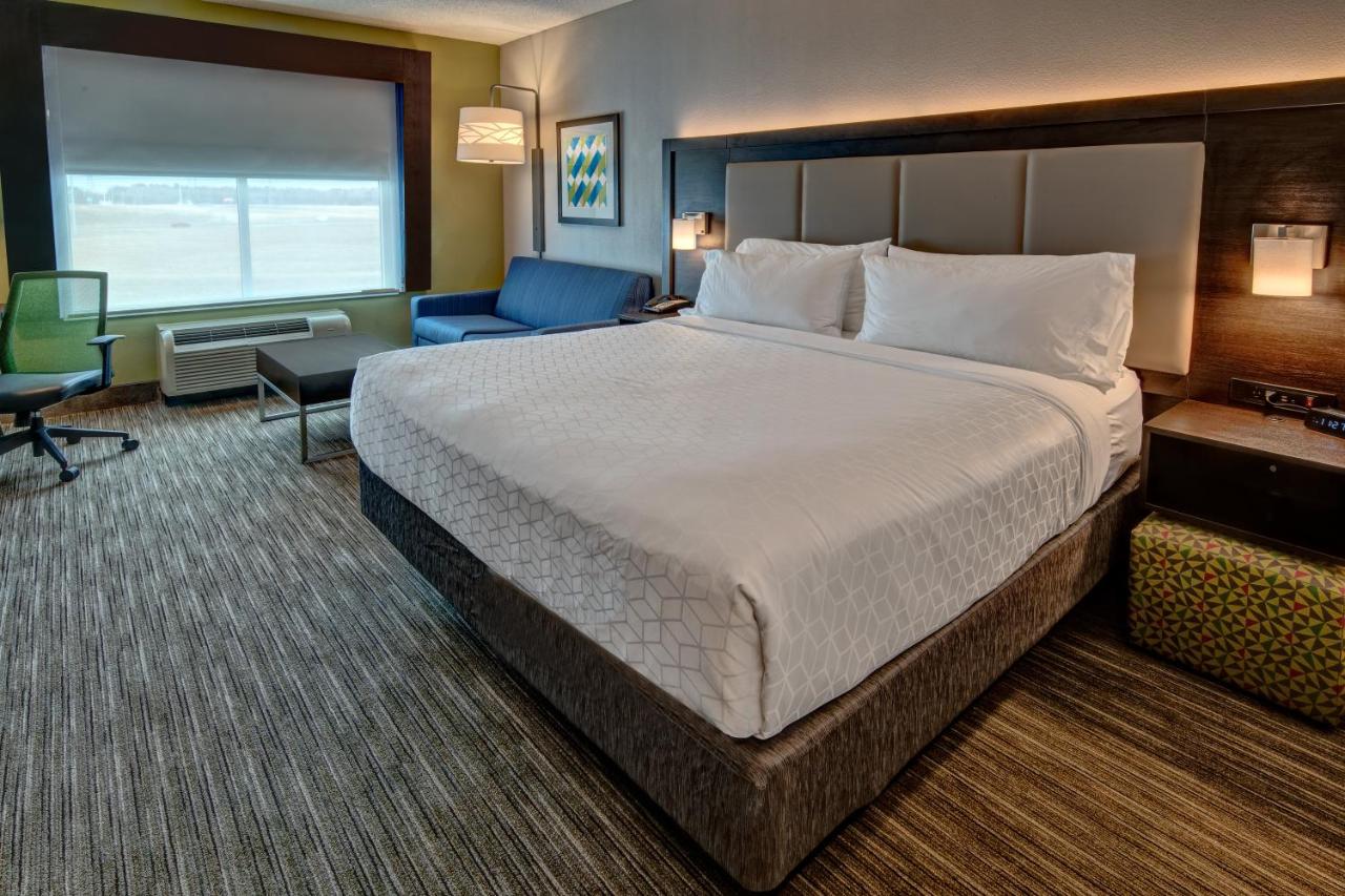 Deluxe King Room at Holiday Inn Express Hotel & Suites Jackson NE by IHG
