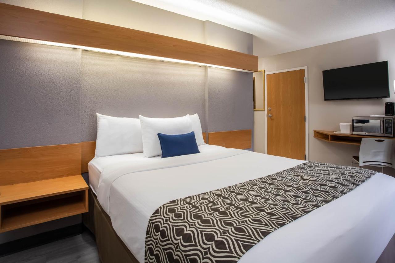 Queen Room - Disability Access/Non-Smoking at Microtel Inn & Suites by Wyndham Southern Pines / Pinehurst
