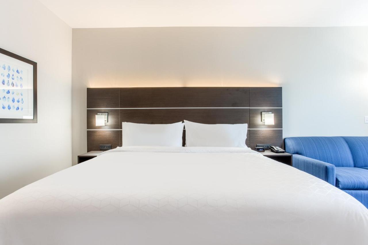 King Suite - Non-Smoking at Holiday Inn Express & Suites Ottawa by IHG