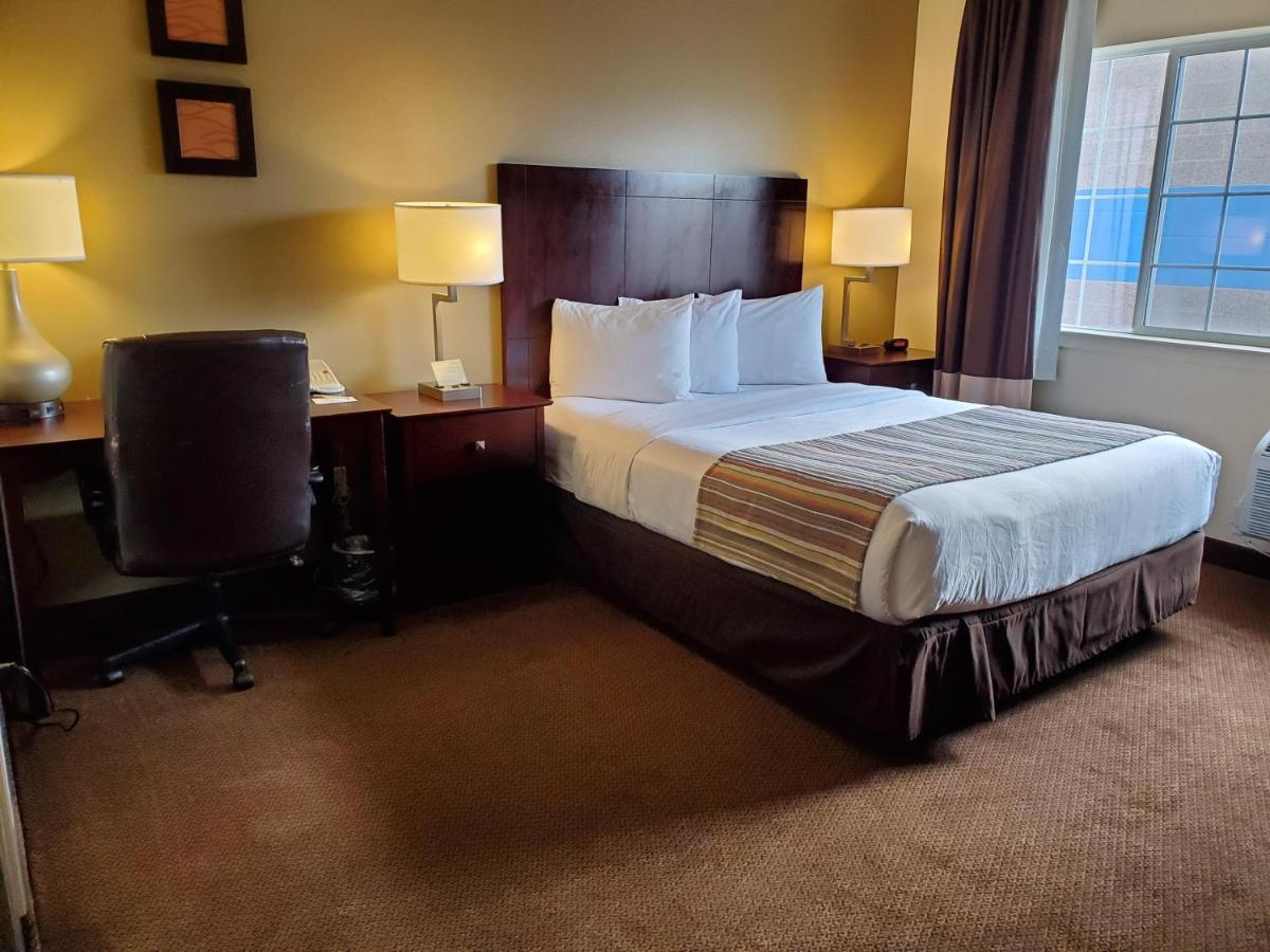 Queen Room - Disability Access at Country Inn & Suites by Radisson, Bend, OR