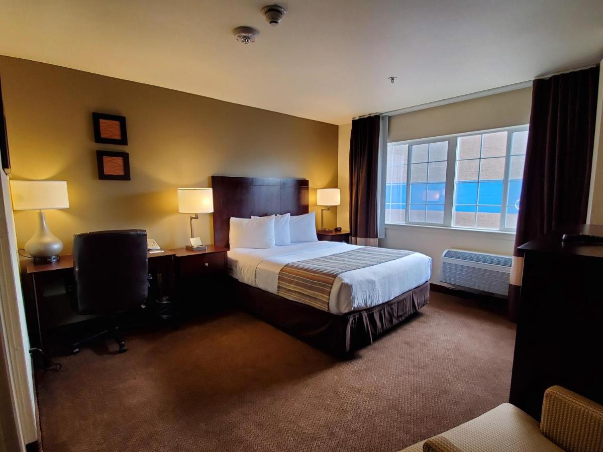 Queen Room - Disability Access at Country Inn & Suites by Radisson, Bend, OR
