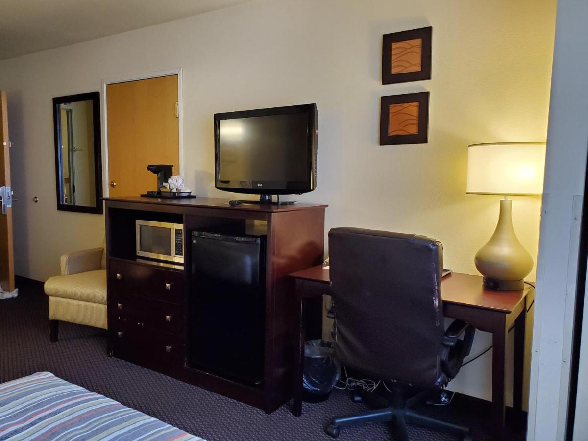 Queen Room with Two Queen Beds - Non-Smoking at Country Inn & Suites by Radisson, Bend, OR