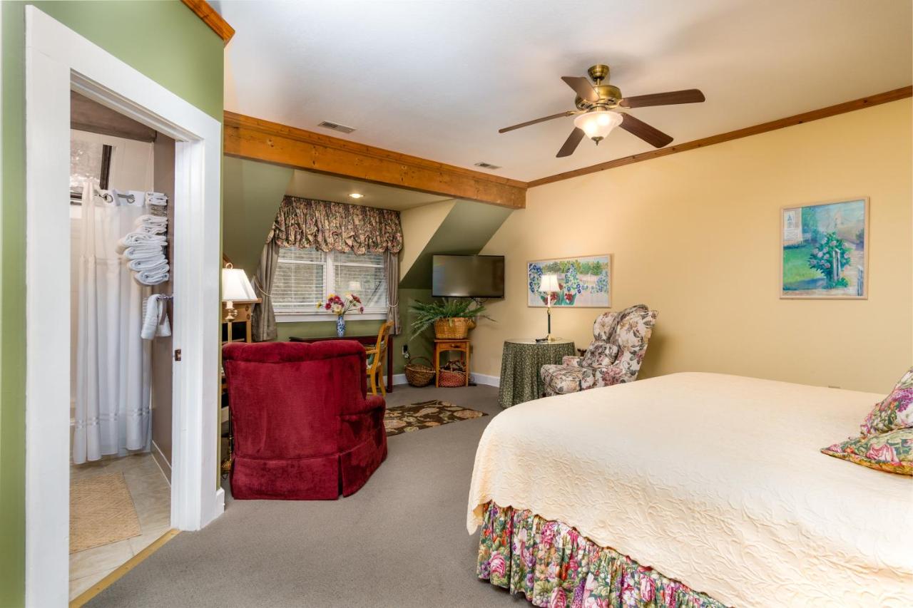 | Highland Lake Inn & Resort - Flat Rock