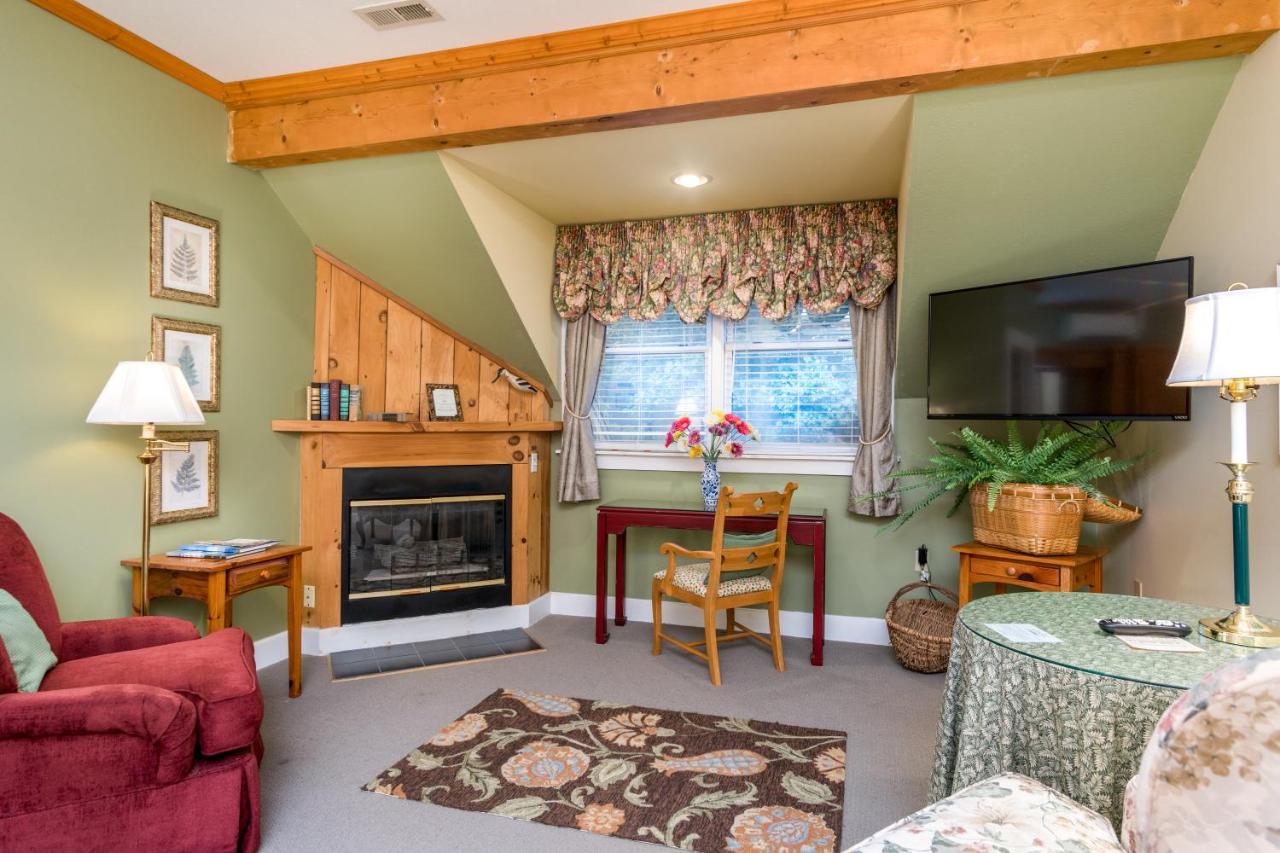 | Highland Lake Inn & Resort - Flat Rock