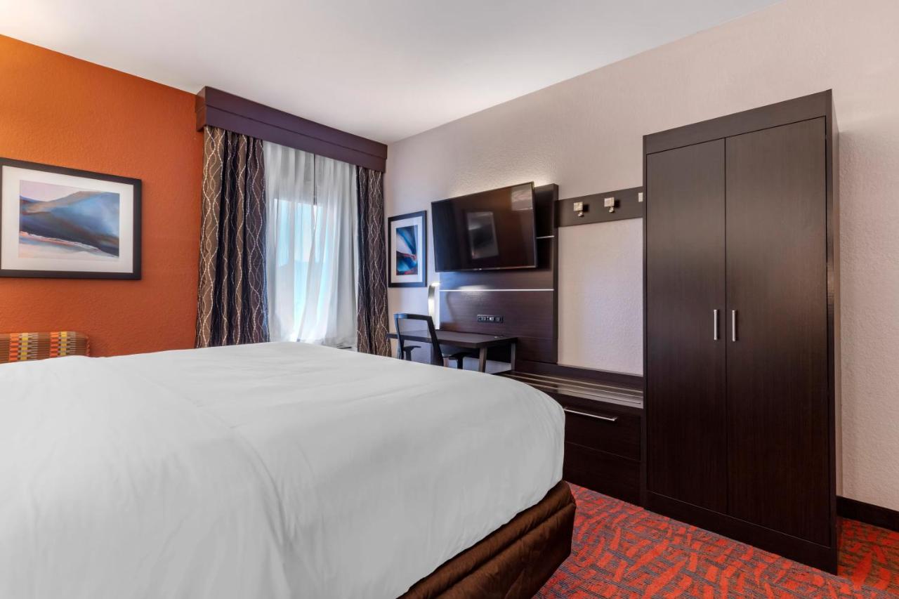 King Room - Hearing Accessible - Roll-in Shower at Holiday Inn Express Metropolis by IHG
