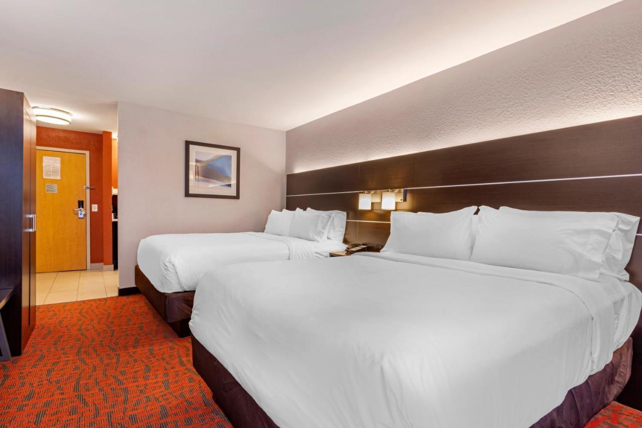 Queen Room with Two Queen Beds - Non-Smoking at Holiday Inn Express Metropolis by IHG