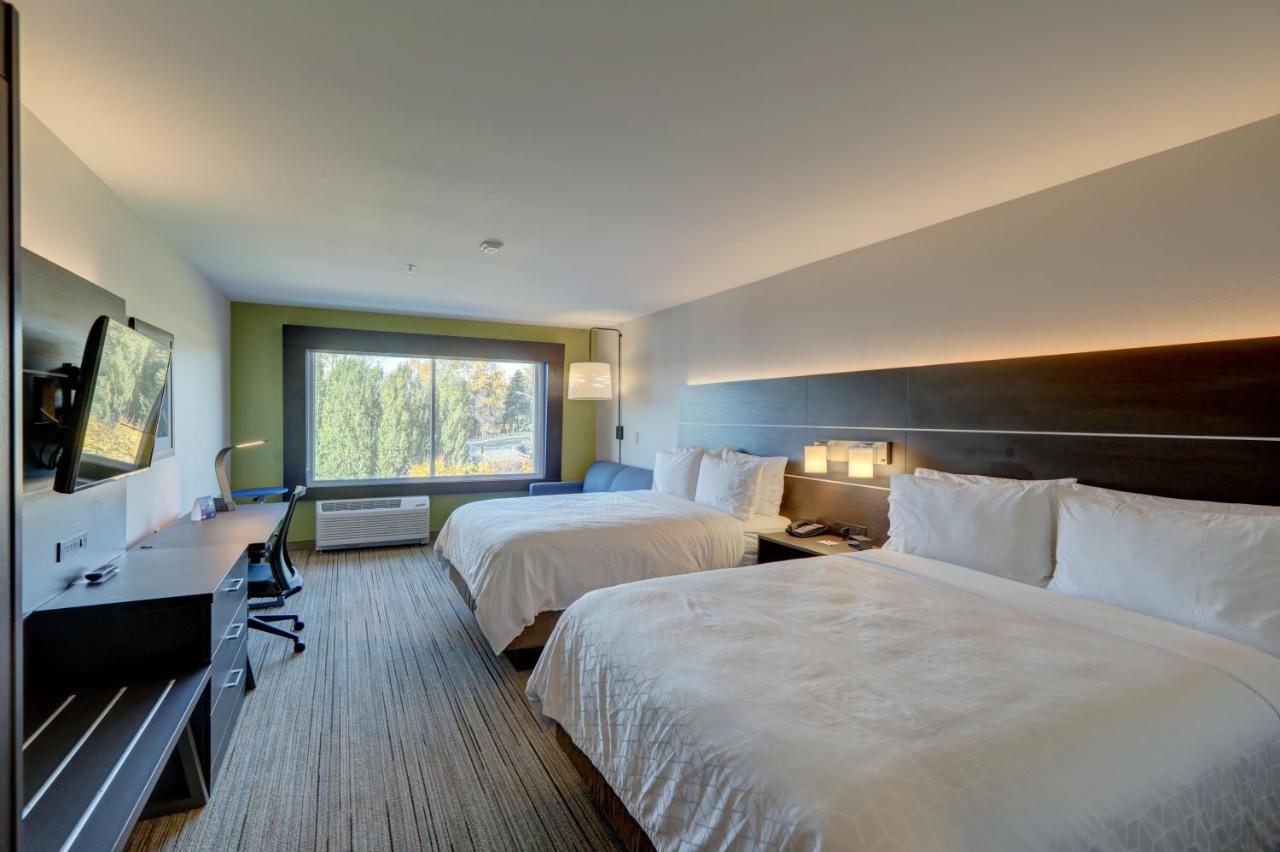 Two-Bedroom Suite - Mobility Accessible Tub at Holiday Inn Express & Suites Auburn Downtown by IHG