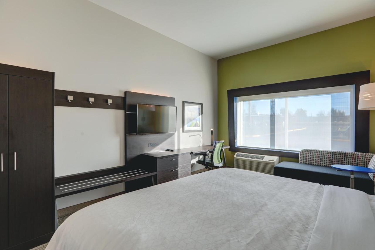 King Room - Mobility Access/Roll in Shower - Non-Smoking at Holiday Inn Express & Suites Auburn Downtown by IHG