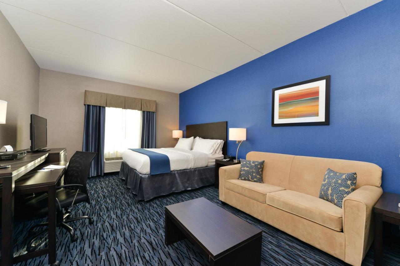 King Room - Hearing Accessible - Non-Smoking at Holiday Inn Express & Suites Peekskill-Lower Hudson Valley by IHG