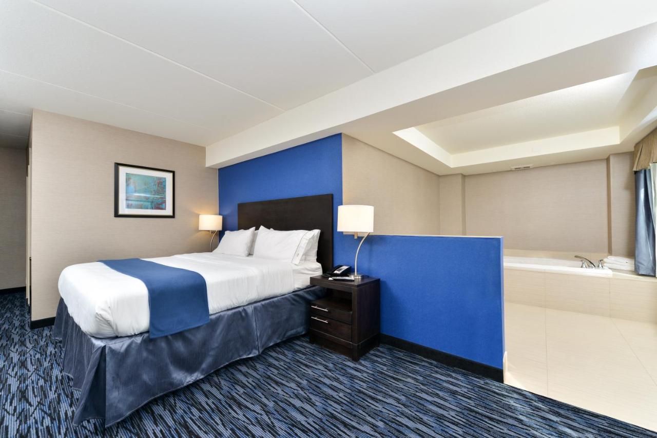 King Suite with Spa Bath at Holiday Inn Express & Suites Peekskill-Lower Hudson Valley by IHG