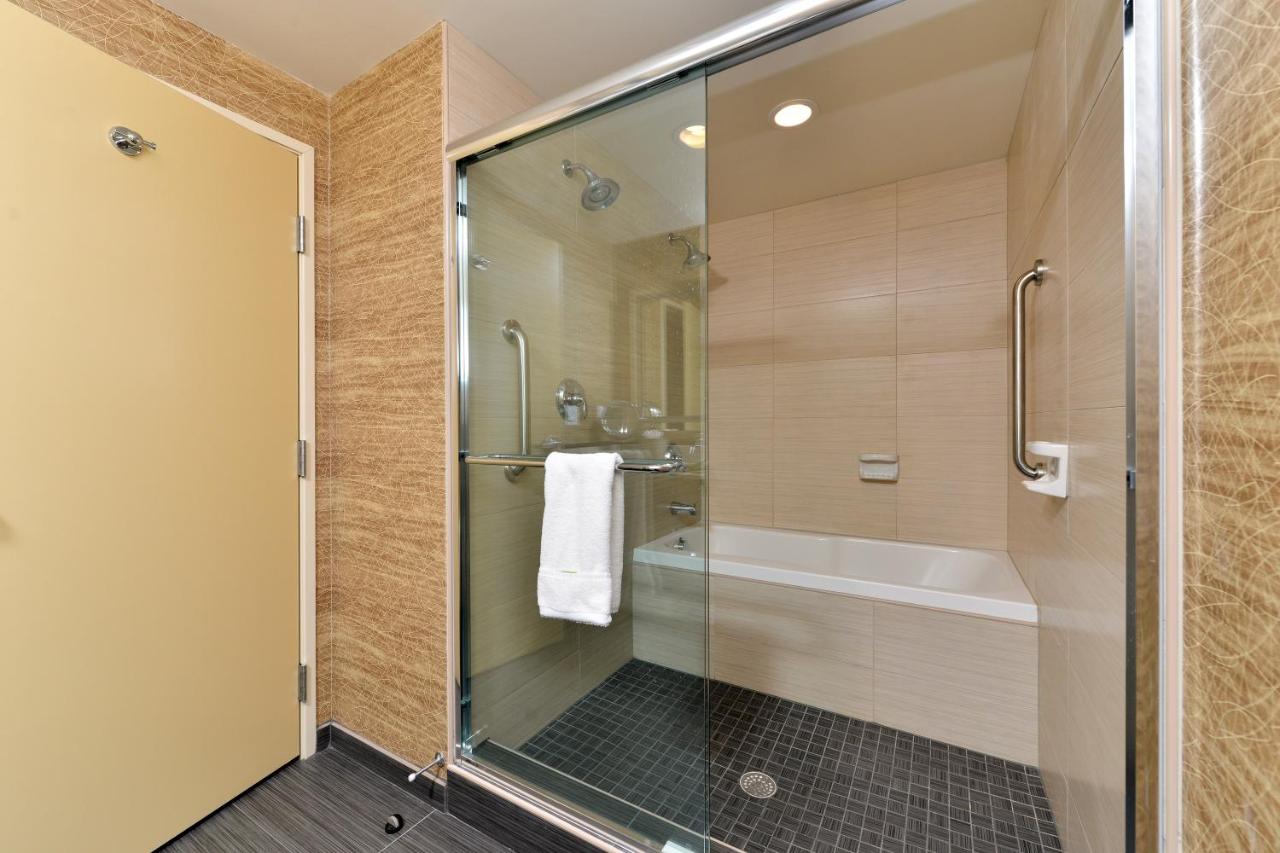 King Room with Spa Bath at Holiday Inn Express & Suites Peekskill-Lower Hudson Valley by IHG