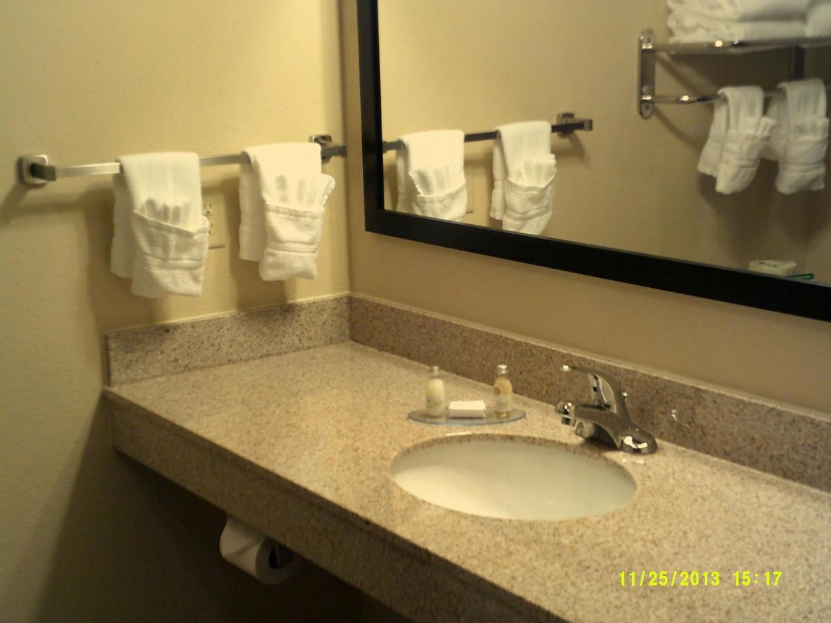 Double Room at Cobblestone Hotel & Suites – Broken Bow