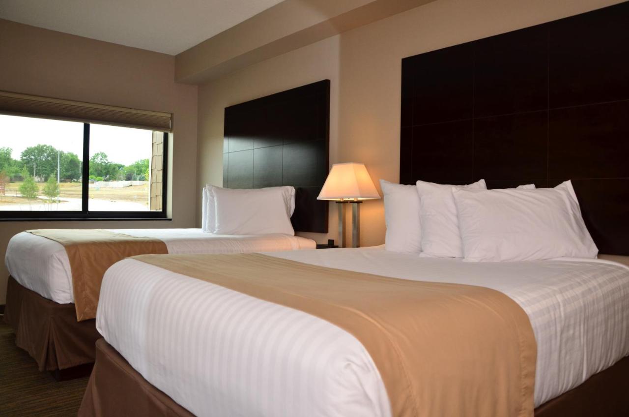 Queen Room with Two Queen Beds at Qube Hotel