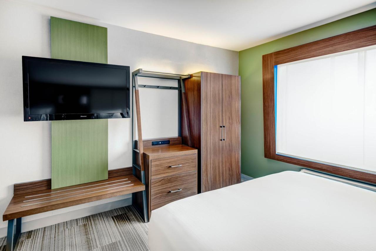 Queen Suite with Sofa Bed at Holiday Inn Express Woodbridge by IHG