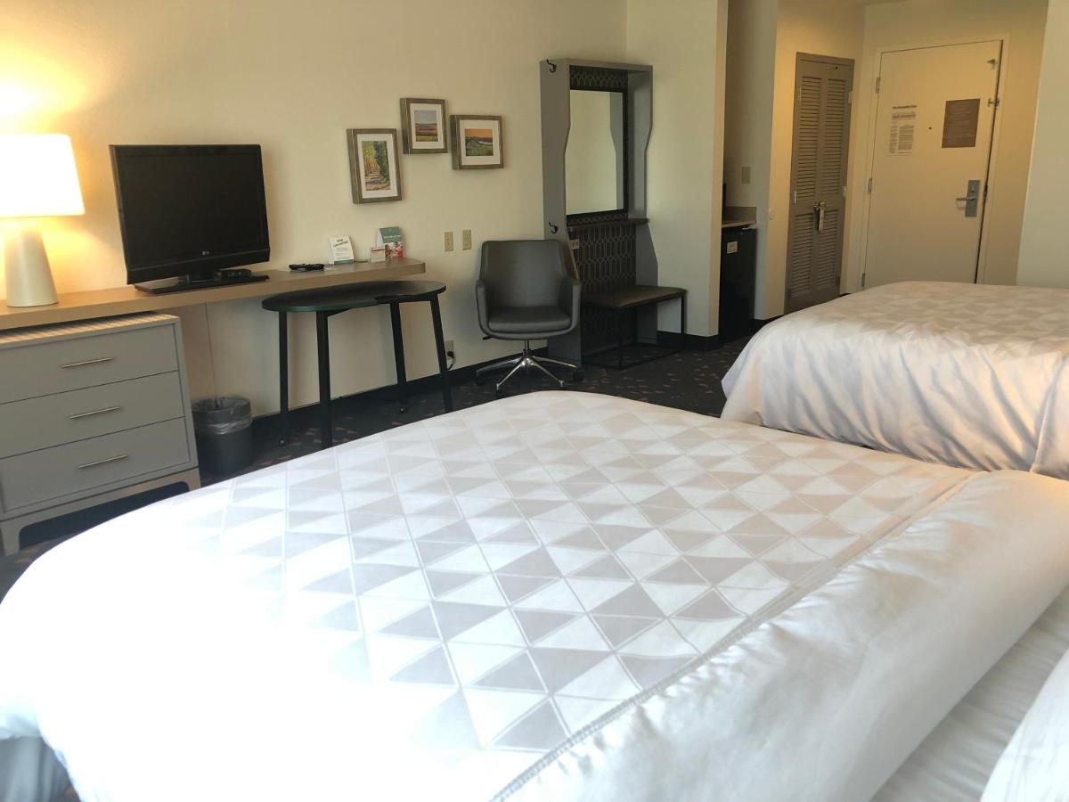 Queen Room with Two Queen Beds - Mobility Access Tub/Non-Smoking at Holiday Inn Statesboro-University Area by IHG