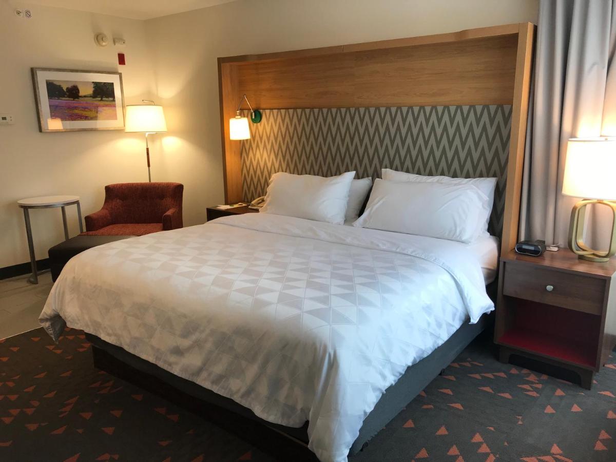 Deluxe King Room - Mobility Access at Holiday Inn Statesboro-University Area by IHG