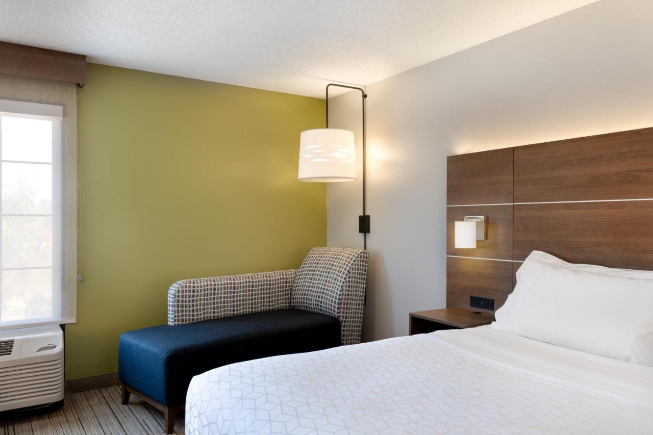 Deluxe Suite - Mobility Accessible - Non-Smoking at Holiday Inn Express & Suites Milton East I-10 by IHG
