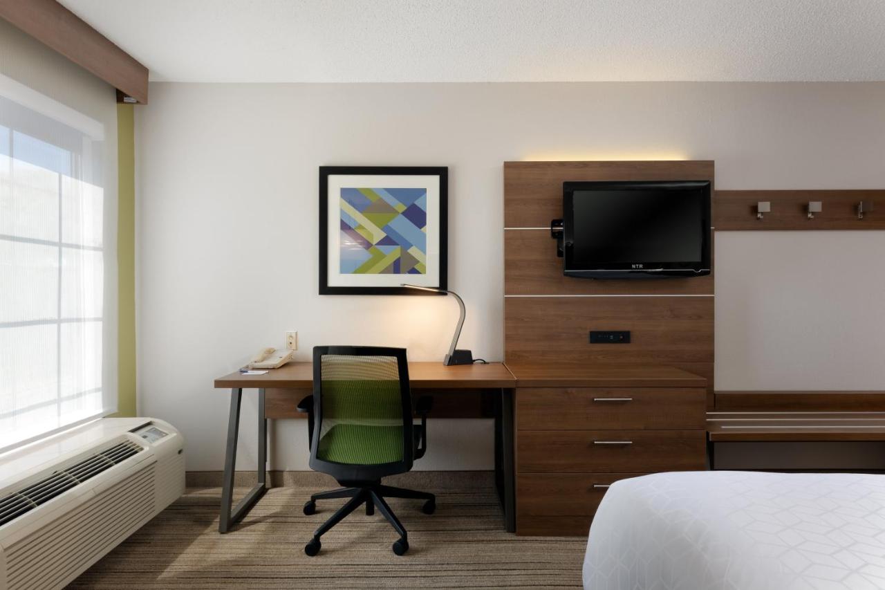 King Room - Mobility Access Tub - Non-Smoking at Holiday Inn Express & Suites Milton East I-10 by IHG