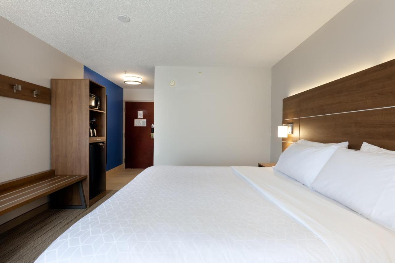 Deluxe King Room - Non-Smoking at Holiday Inn Express & Suites Milton East I-10 by IHG