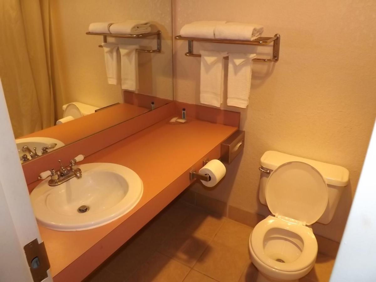 Queen Room - Non-Smoking at KCI Lodge