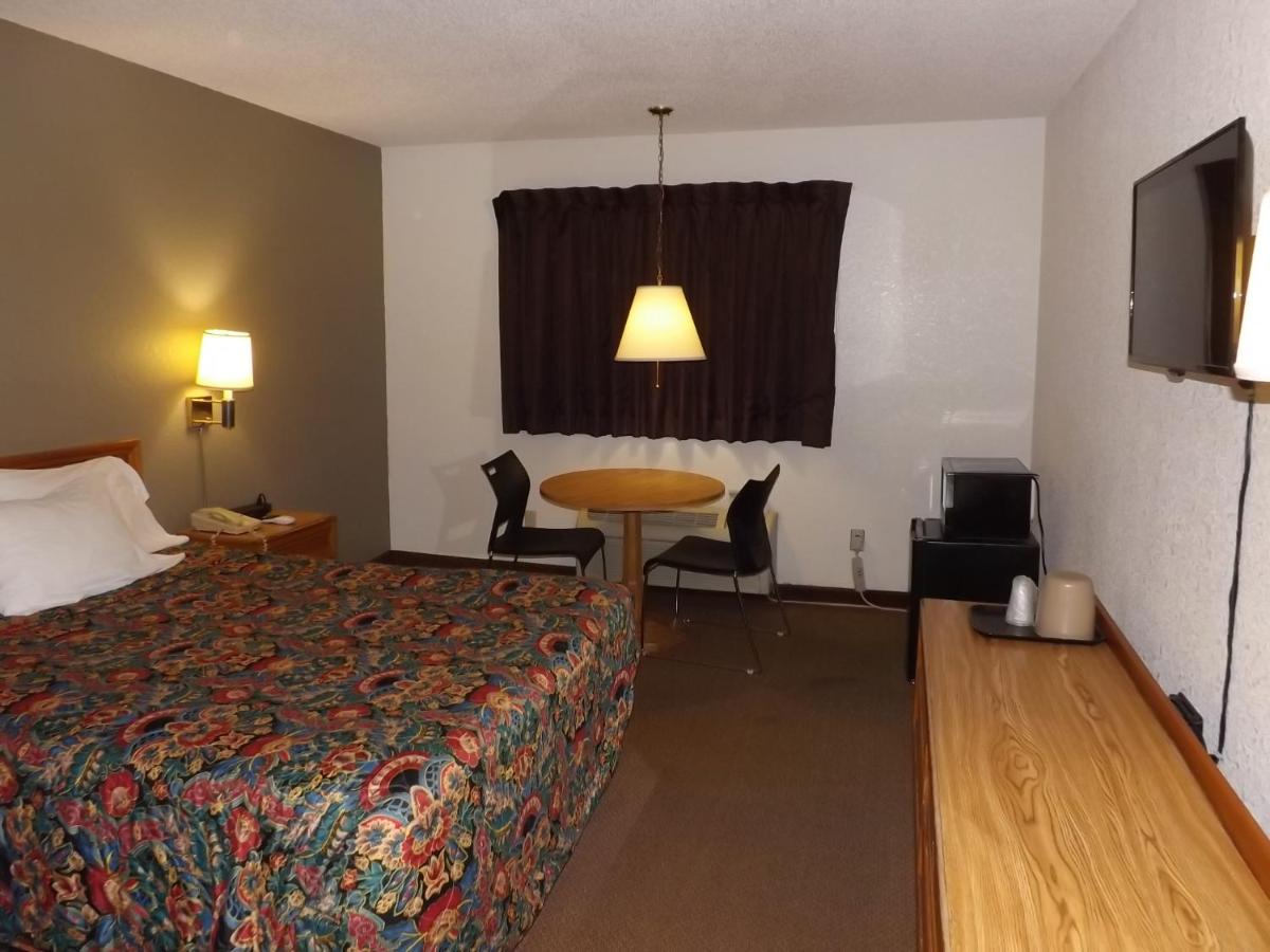 Queen Room - Non-Smoking at KCI Lodge