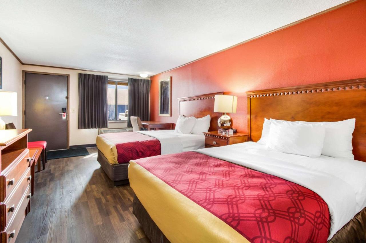 Double Room with Two Double Beds - Smoking at Econo Lodge Norwalk