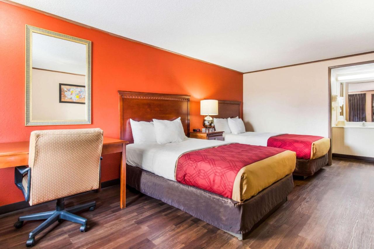 Double Room with Two Double Beds - Smoking at Econo Lodge Norwalk