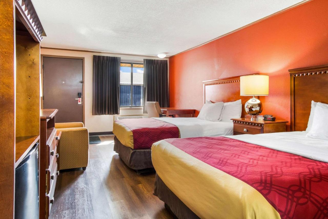 Double Room with Two Double Beds - Smoking at Econo Lodge Norwalk