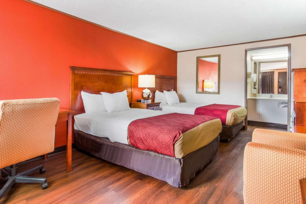 Double Room with Two Double Beds - Smoking at Econo Lodge Norwalk