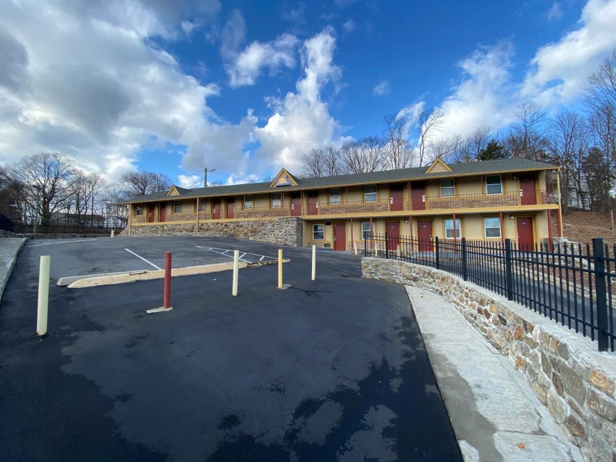 | Golden Hill Inn-Danbury