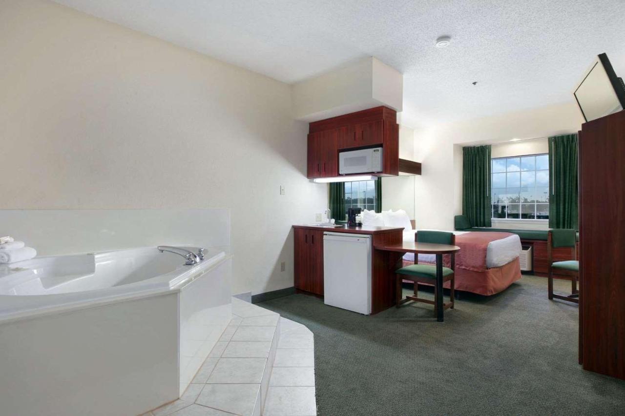 Suite with Hot Tub at Trident Inn & Suites, Baton Rouge