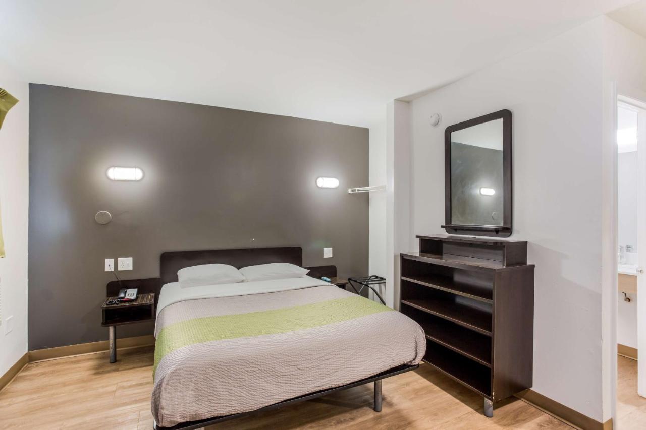 Deluxe Queen Room - Smoking at Studio 6 Extended Stay - Jacksonville, FL - South