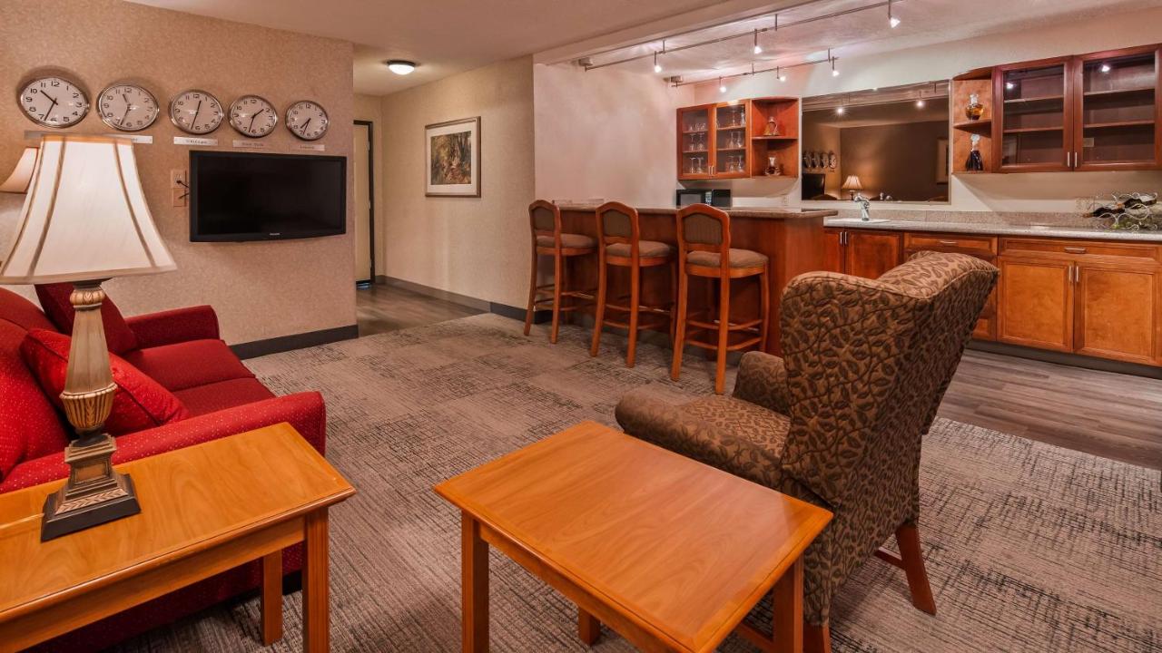 | Best Western Plus Rivershore Hotel