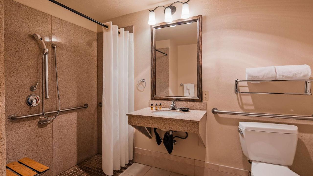 | Best Western Plus Rivershore Hotel