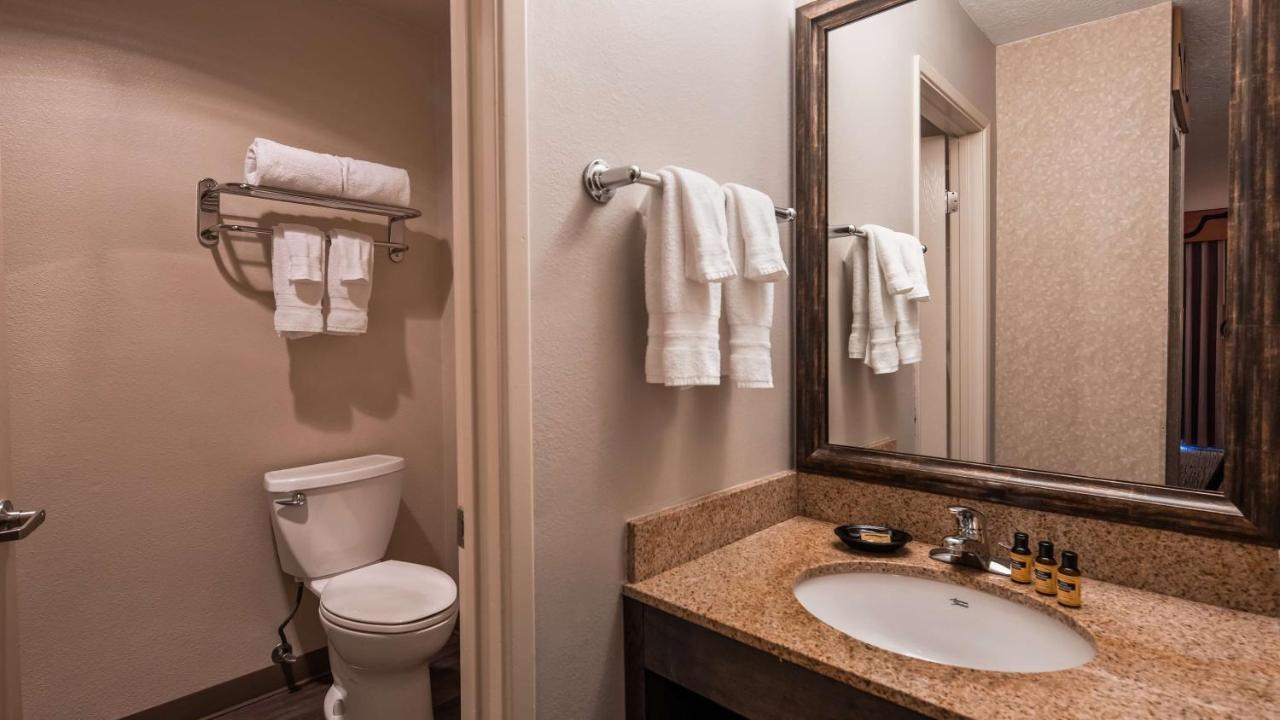 | Best Western Plus Rivershore Hotel