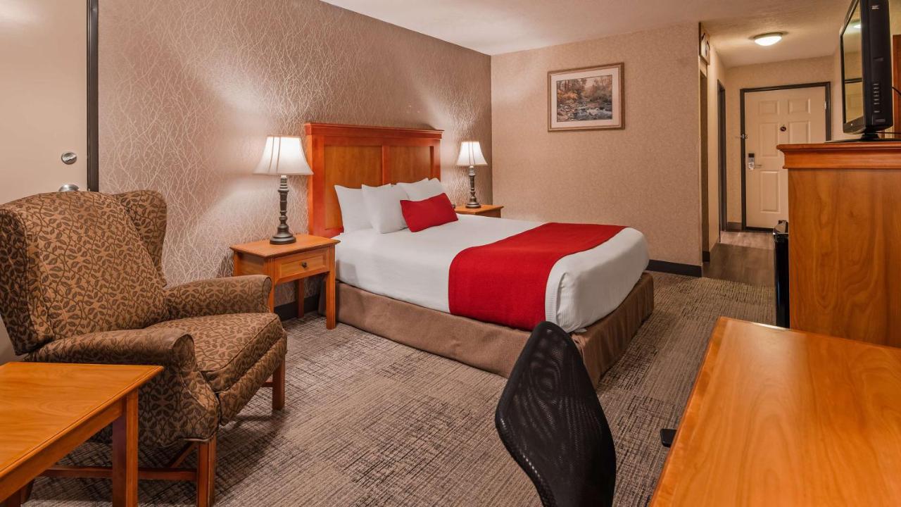 | Best Western Plus Rivershore Hotel